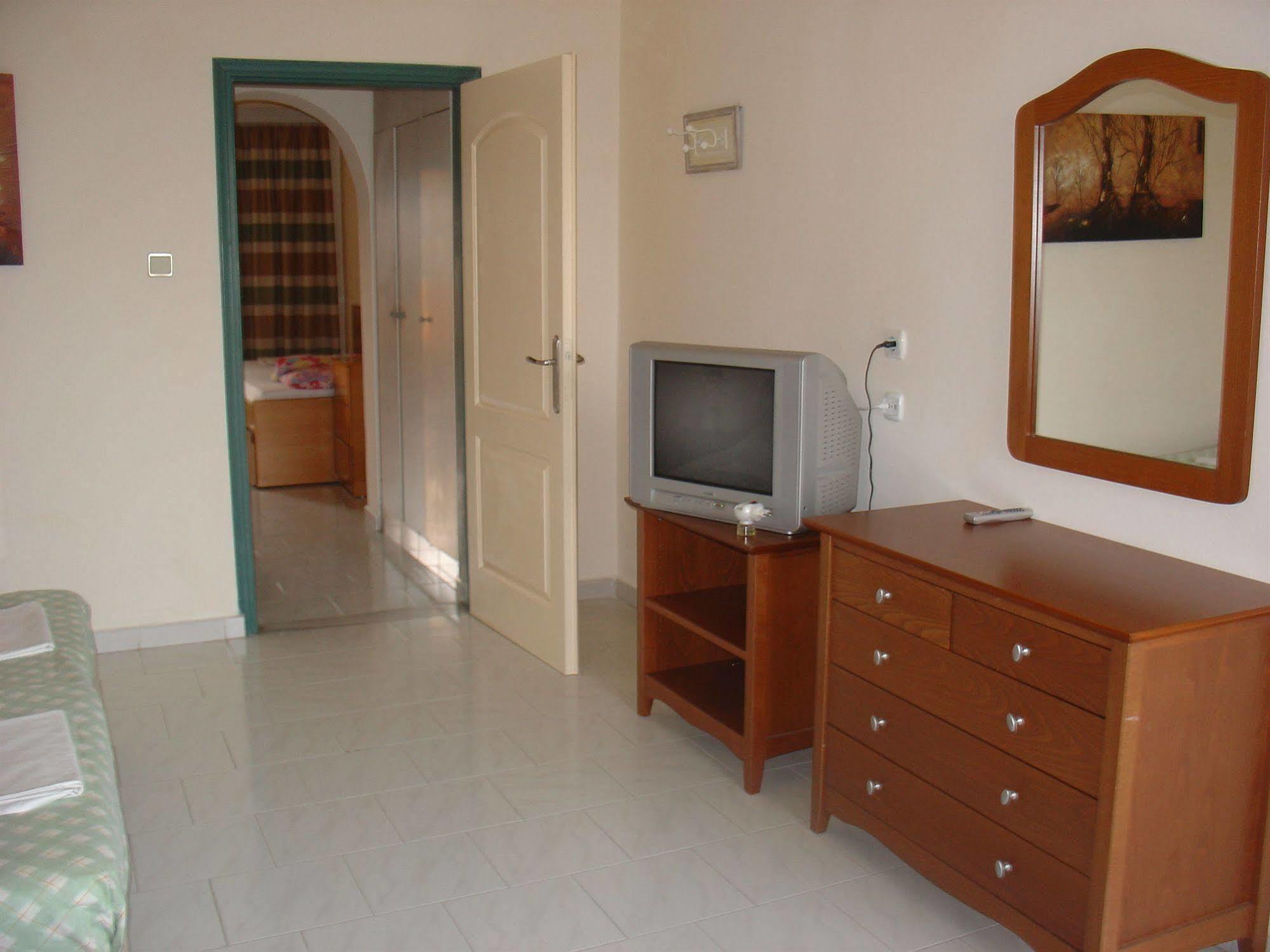Lyristis Dinos Studios & Apartments Faliraki Dış mekan fotoğraf